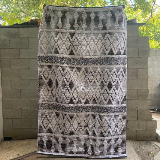 Elswick Grey And White Shaggy Cotton Rug 60" X 96"